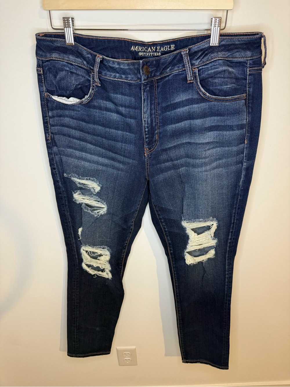American Eagle Super Stretch Distressed Dark Blue Jeans | 18